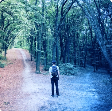 Parcours: Un homme dans la foret devant deux chemins.